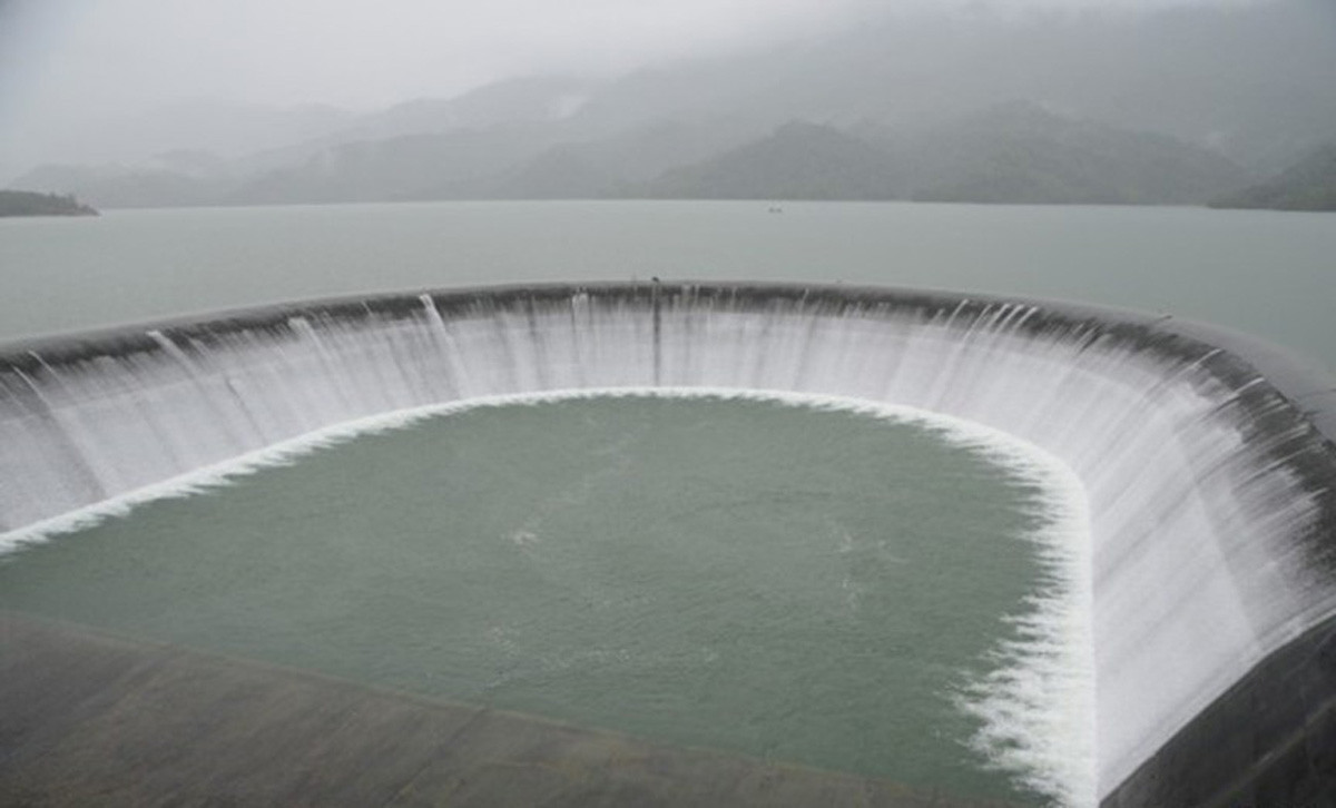 南化水庫目前滿庫溢流堰溢流情形