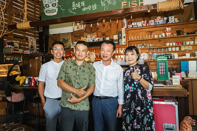 縣長翁章梁也親自探訪,直說這間咖啡廳不只好喝、好拍,還是青年創業的最佳範例。(圖/勞青處青年發展科 提供)