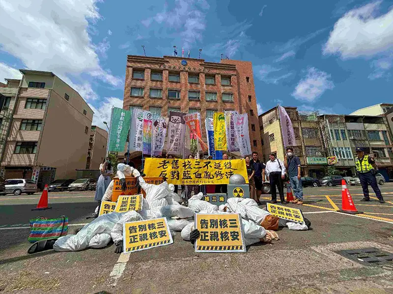 南台灣廢核行動聯盟等民團23日上午前往國民黨高雄市黨部抗議。（記者吳文欽攝）