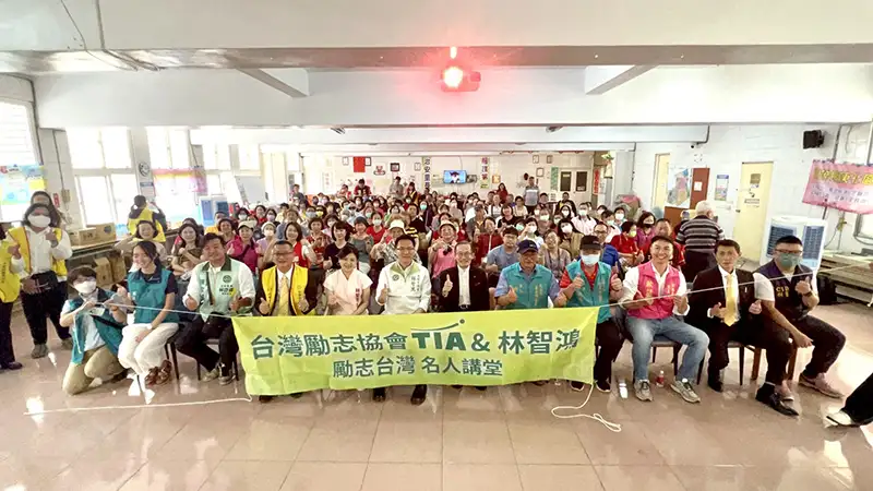市議員林智鴻邀請義大醫院院長杜元坤,舉辦「音樂,運動,醫療,慈悲的斜槓人生」台灣勵志協會社區醫療講座。(記者吳文欽攝)