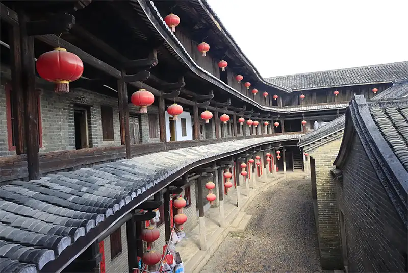 泰安樓外方內圓,寓意「天圓地方」,融合防禦與生活功能,展現客家建築智慧。(記者楊婉攝)