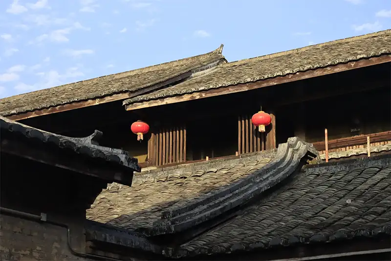 泰安樓外方內圓,寓意「天圓地方」,融合防禦與生活功能,展現客家建築智慧。(記者楊婉攝)