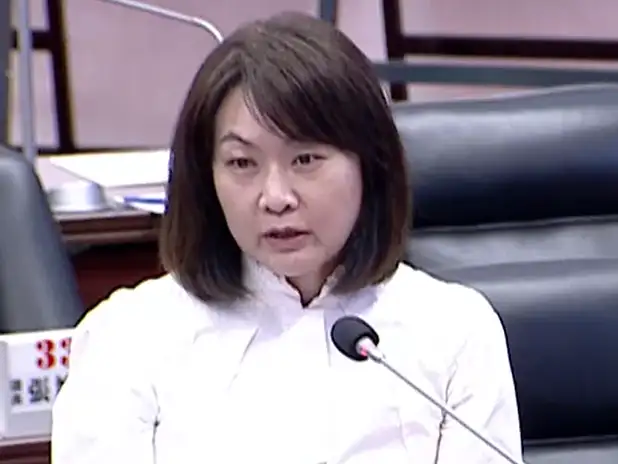 市議員陳麗娜指出,高雄國中小使用五年以上老舊電腦比率超過一半,扣除電腦教室後更高達61.5,更有潮寮國小等7所學校為百分之百老舊電腦,應定期汰換。(記者吳文欽攝)