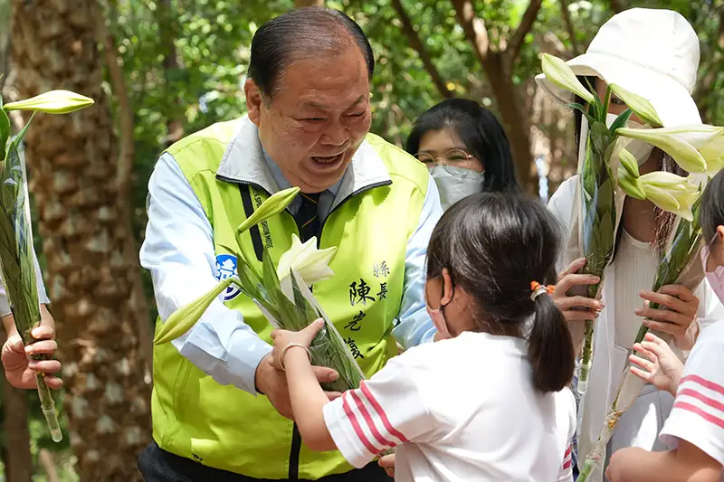 澎湖「初夏百合花季」即將綻放,澎湖縣長陳光復30日前往休憩園區,為即將綻放的百合花季站臺宣傳。(澎湖縣政府提供)