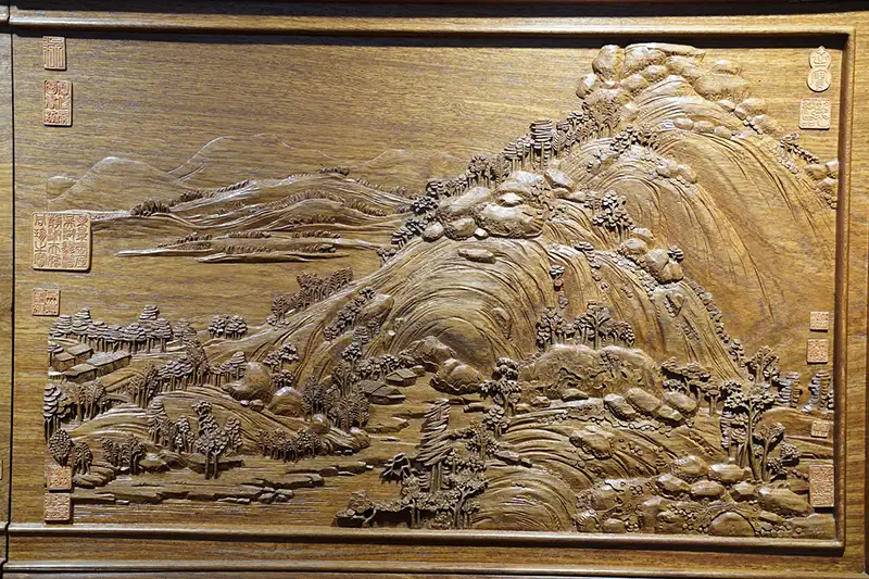 《富春山居圖》運用蘇作家具獨有的「淺浮雕」技法雕刻而成,在細膩刀法中展現豐富層次與立體意境,體現工藝之美。(記者劉美祺攝)