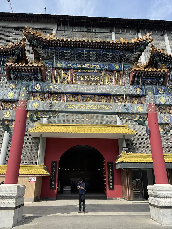 位於南京的雲錦博物館,以氣勢恢宏的牌樓式大門迎接遊客,展現中華織繡文化的歷史厚度與尊貴氣韻。(記者劉美祺攝)