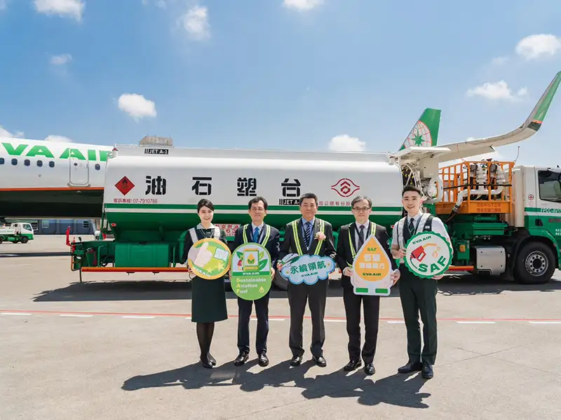 長榮航空在民航局永續航空燃油試行計畫中,BR148高雄小港機場飛往大阪關西機場的航班於4月23日添加台塑石化自產的永續航空燃油,由長榮航空陳耀銘發言人(右三)、企業永續發展室劉嘉文協理(右二)、高雄機場辦事處曾朝煇協理(左二)共同見證台灣永續航空燃油應用的新紀元。(長榮航空提供)
