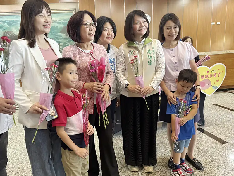高雄市議會1日舉辦「大聲說愛媽媽」活動為母親節暖身,議長康裕成邀請議員共同參與,提前為媽媽們獻上祝福。(記者吳文欽攝)