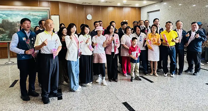 高雄市議會1日舉辦「大聲說愛媽媽」活動為母親節暖身,議長康裕成邀請議員共同參與,提前為媽媽們獻上祝福。(記者吳文欽攝)