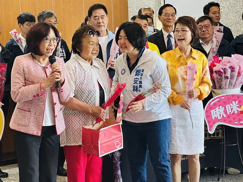 高市議會溫馨舉辦「大聲說愛媽媽」活動　提前獻上母親節祝福