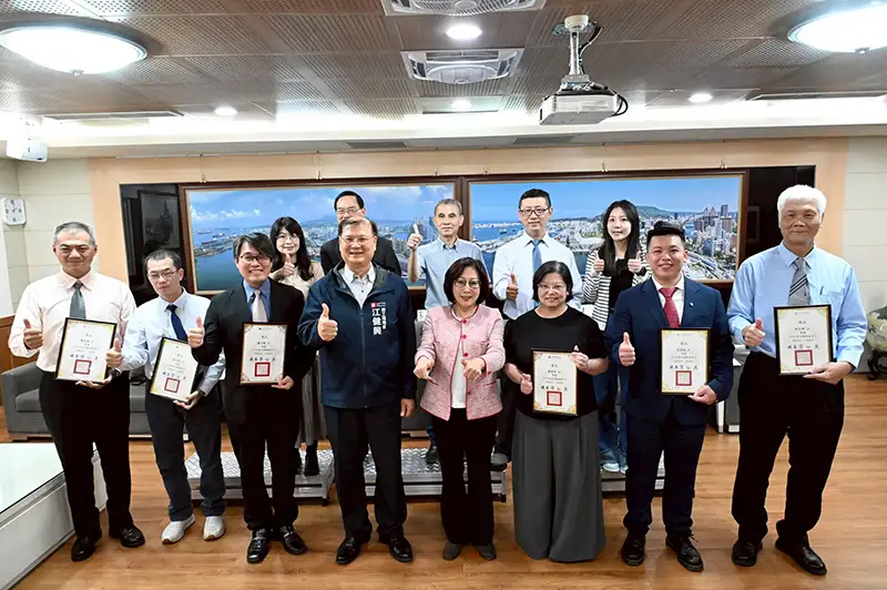 議長康裕成於勞動節表揚榮獲全國模範勞工殊榮的六位高雄市優秀勞工。(記者吳文欽攝)