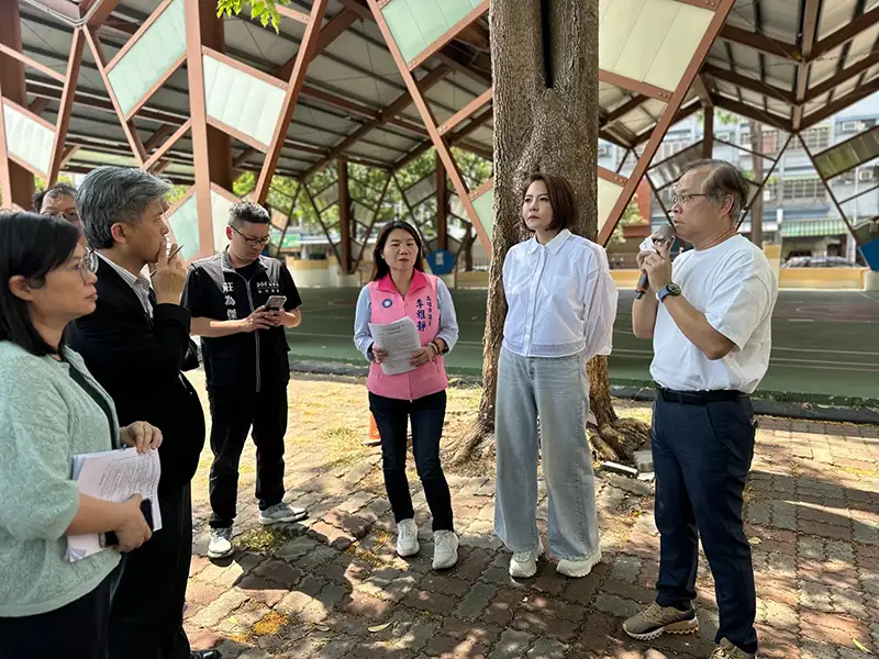 立委陳菁徽與市議員李雅靜,邀請教育部國教署長彭富源、高雄市教育局局長吳立森,前往鳳山區國小實地勘查校園建設需求,並積極爭取中央與市府資源。(記者吳文欽攝)