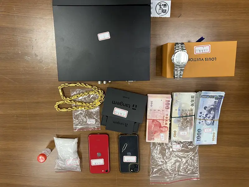 警方專案小組4月1日對詐團毒窟展開攻堅行動,查扣毒品2千餘包及現金220萬等贓證物。(圖/刑事局南打提供)