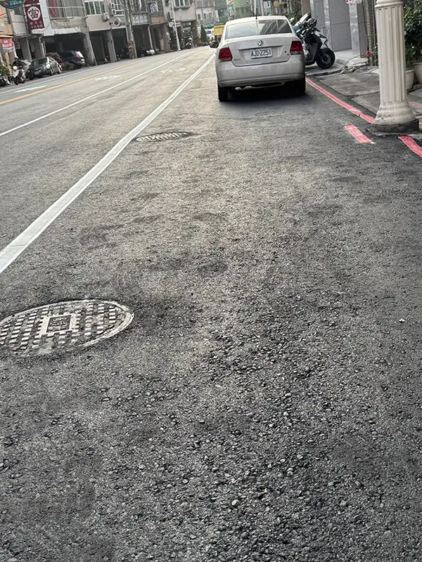 八德二路補修不完全,居民憂行車安全成隱憂。(記者張健興攝)