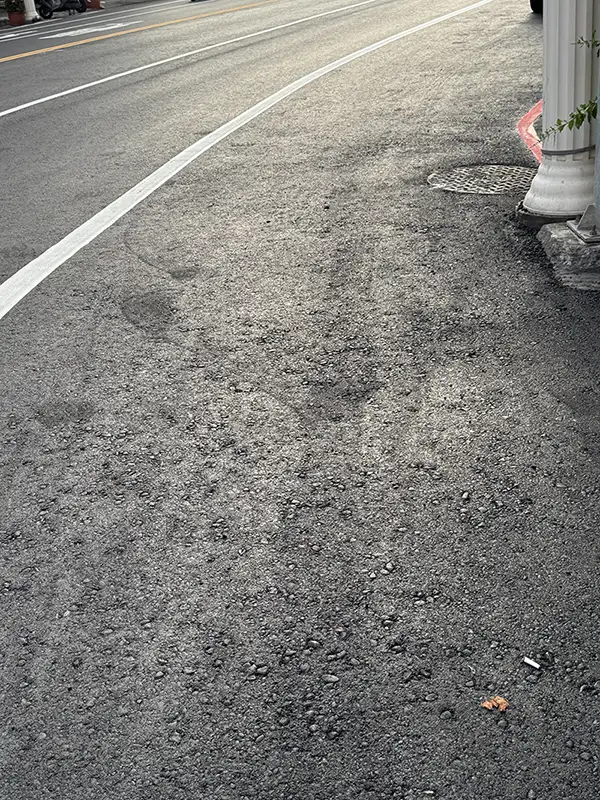 八德二路補修不完全,居民憂行車安全成隱憂。(記者張健興攝)