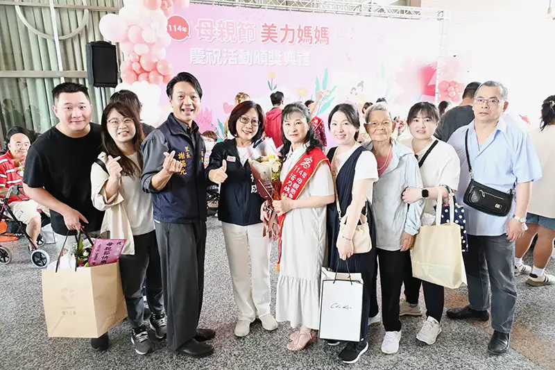 議長康裕成出席高雄市美力媽媽表揚典禮,她向在場母親們表達真摯感謝「妳們的愛,是家庭與社會最溫柔也最堅定的力量」。(記者吳文欽攝)