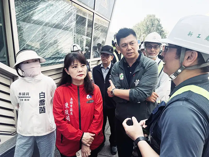 議會工務委員會橫跨左營、林園、大寮及前鎮等區,實地考察道路及公園開闢工程。(記者吳文欽攝)