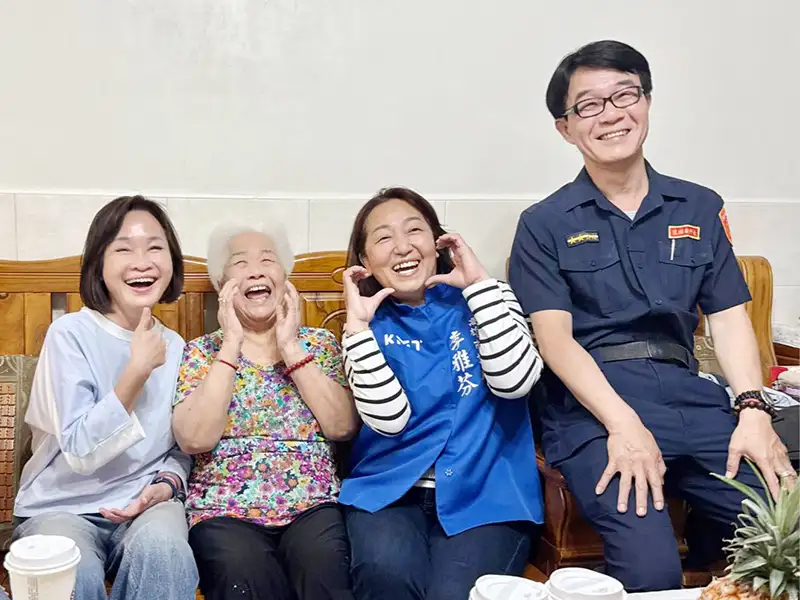 柯志恩、李雅芬母親節前夕拜訪全國模範警察母親駱陳月英