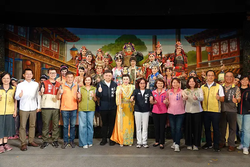 高雄市議會母親節「媽咪笑嗨嗨 揪阿母來看戲」藝文活動,四日晚間在文化中心圓形廣場大戲開鑼,邀請國內知名的明華園戲劇總團演出大戲《四兩王后》。(記者吳文欽攝)