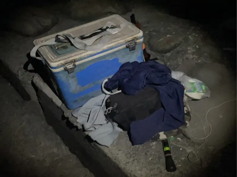 蔡姓老翁4日凌晨獨自前往旗津海岸釣魚未歸,警方在海岸邊發現蔡翁所騎機車與釣具、冰桶等物品,初步研判疑似意外落海。(圖/鼓山分局提供)