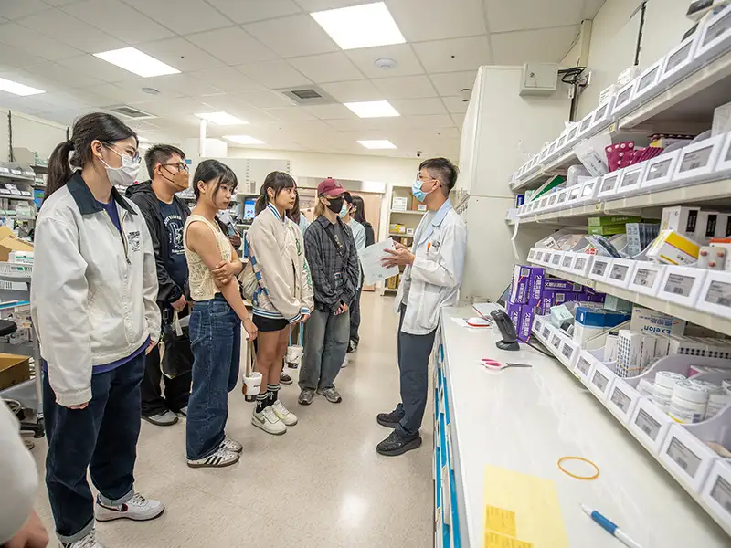 嘉藥醫管系學生至岡山醫院進行參訪與見習。(圖/嘉南藥理大學 提供)
