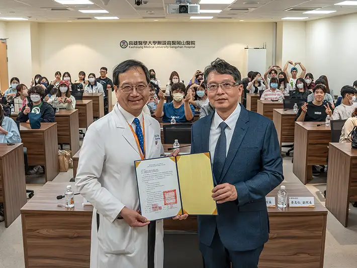 岡山醫院與嘉藥簽署合作備忘錄由副院長黃志仁(左)與校長張翊峰代表簽屬。(圖/嘉南藥理大學 提供)