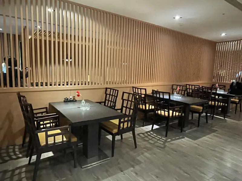 「鶴拉麵」用餐空間簡約高雅,適合朋友聚會與家庭用餐。(圖/記者林怡孜攝)