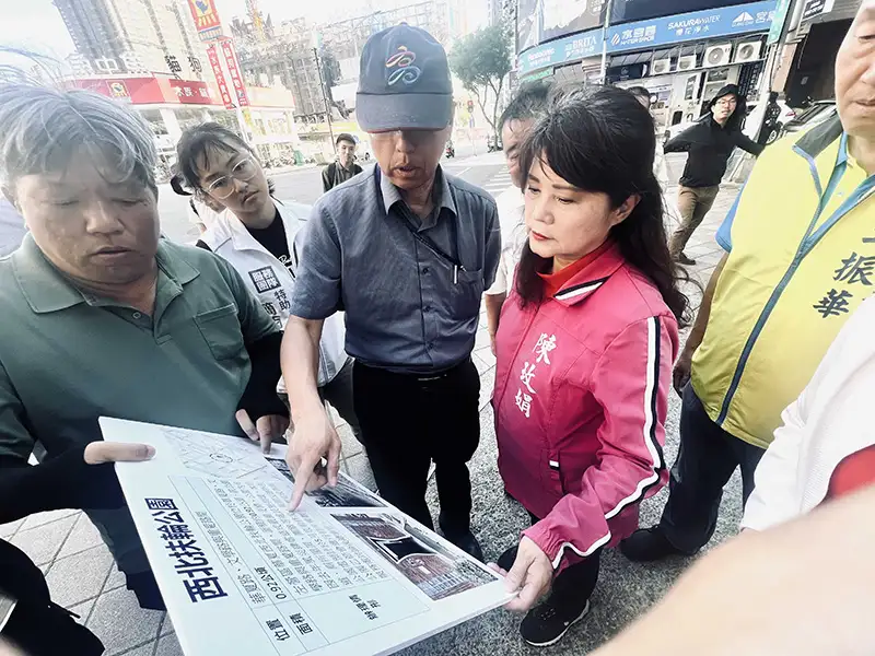 高雄市議會工務委員會前往考察前鎮區、鹽埕區、左營區以及楠梓區公園及道路等基礎設施改善狀況。(記者吳文欽攝)