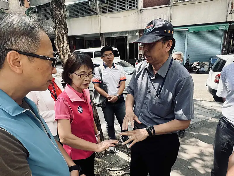高市議會工務委員會勘查多區基礎設施　促市府儘速改善