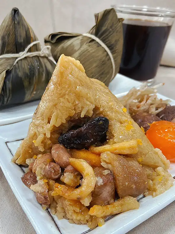 每年熱銷的「火燒蝦肉粽」,由台南市將軍區馬沙溝社區發展協會開發,以特色火燒蝦入粽,純手工數量有限。(圖/雲嘉南分署 提供)