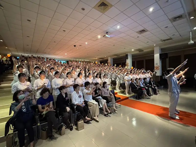加冠生代表帶領全體學生宣讀南丁格爾誓詞,立志忠於職守,守護病患福祉。(記者張振興攝)
