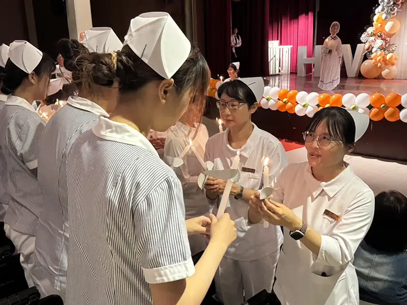 中華醫大護理系加冠典禮,全體加冠學生接力點燃手中的燭光,象徵薪火相傳,傳承南丁格爾濟世救人的崇高精神。(記者張振興攝)