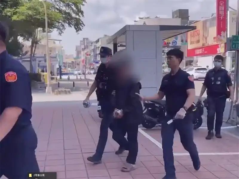黃男向友人借5000元不成反遭譏,憤而行兇導致王男重傷不治,黃男當場遭警方逮捕,並將依殺人罪嫌移送高雄地檢署偵辦。(圖/苓雅分局提供)