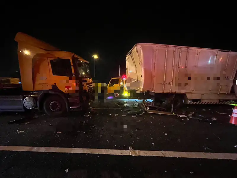 國道1號仁德段5車連環追撞 1死5傷 疑因施工回堵引發事故。(圖/第四公路警察大隊 提供)