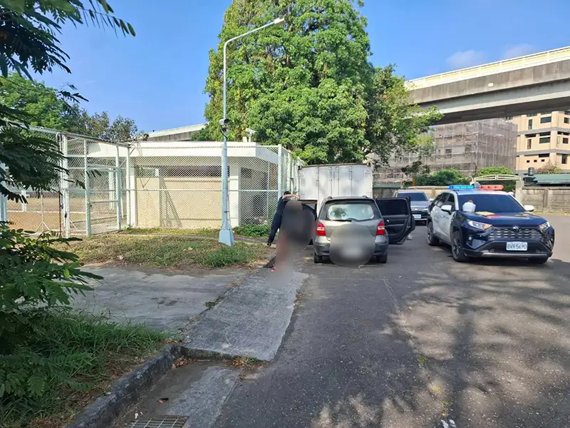楠梓區巷道發現車內雙屍，疑為父女關係，警方介入調查。(記者 張振興翻攝)
