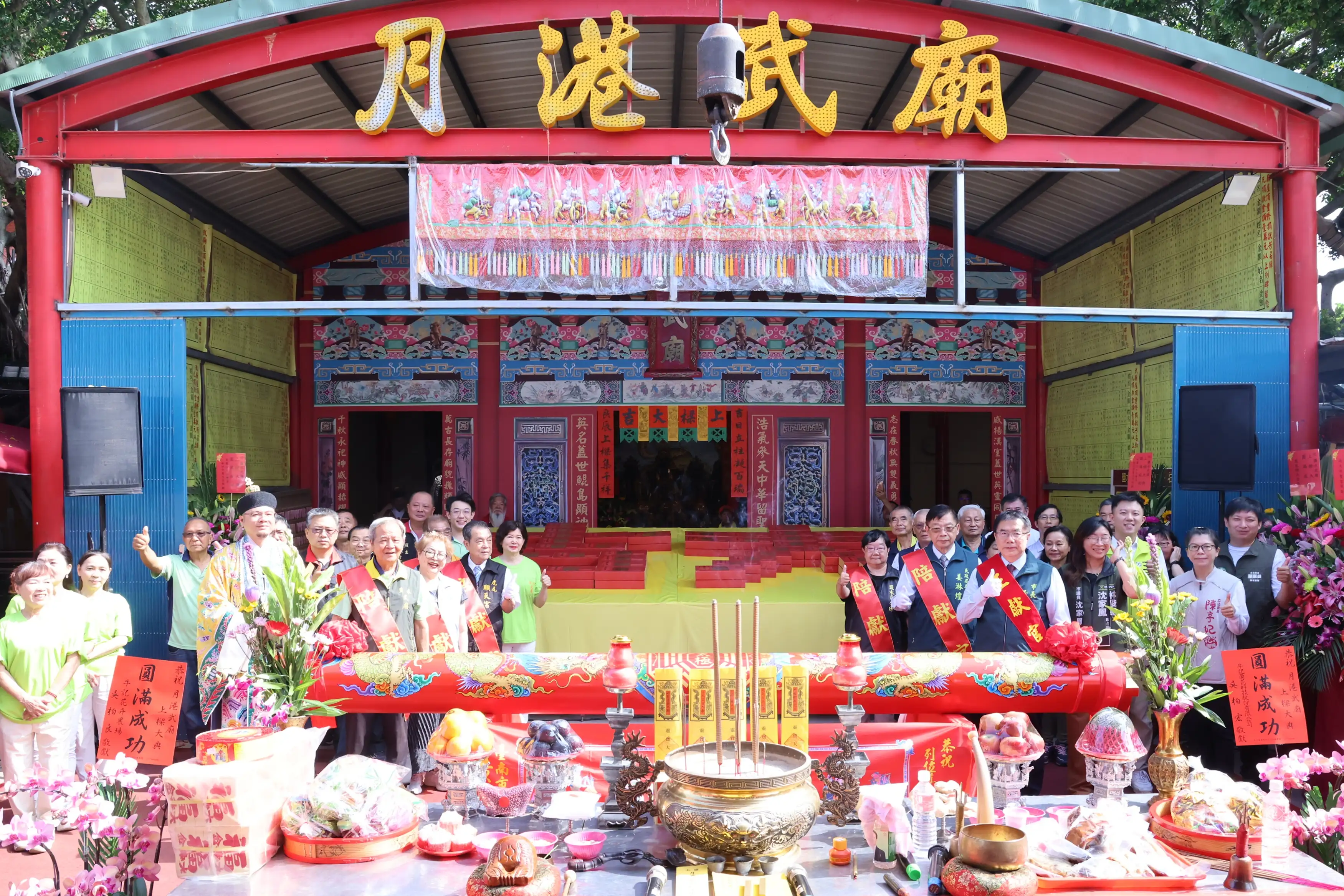 鹽水武廟重修上梁大典順利舉行,市長黃偉哲與地方的市議員、立法委員們見證工程進度。(圖/台南市政府 提供)