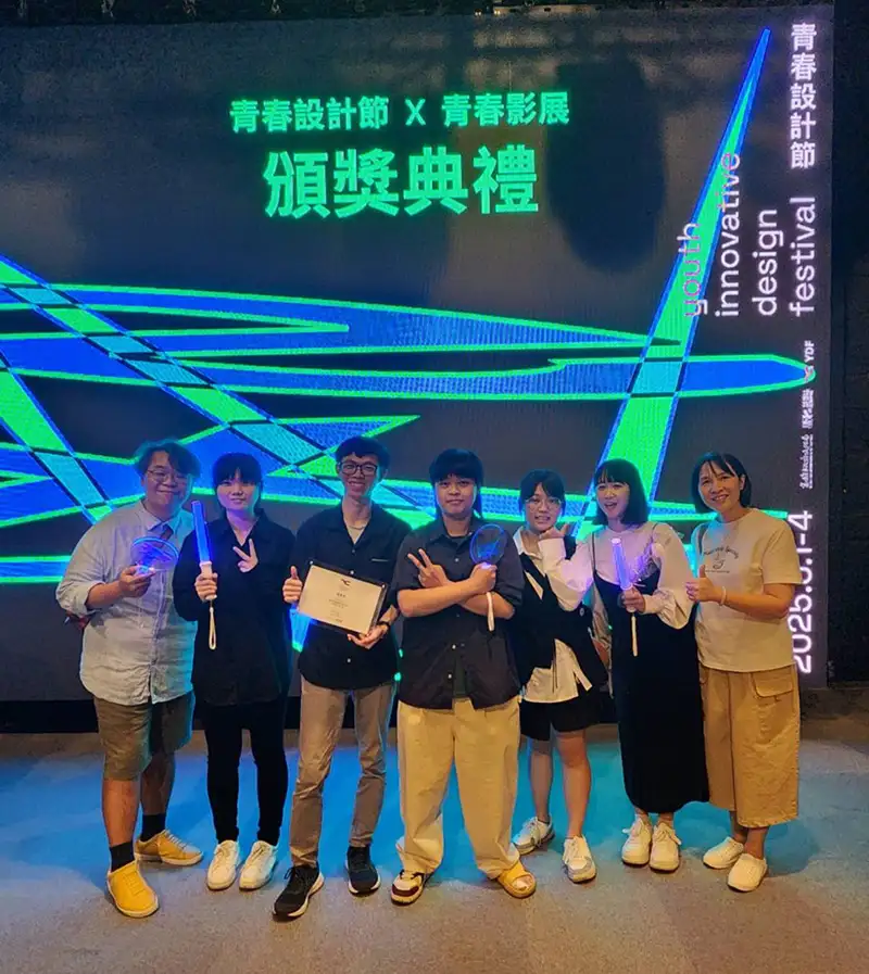 視訊系動畫《BAiT-侵略者》 榮獲青春設計節「創意數位影片優選獎」,劉勇明老師(左1)。(圖/崑山科技大學 提供)