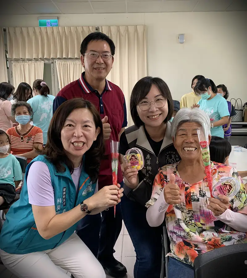 鹿草鄉長嚴珮瑜也特別到場與鄉親互動,贈送康乃馨。(圖/鹿草鄉衛生所 提供)