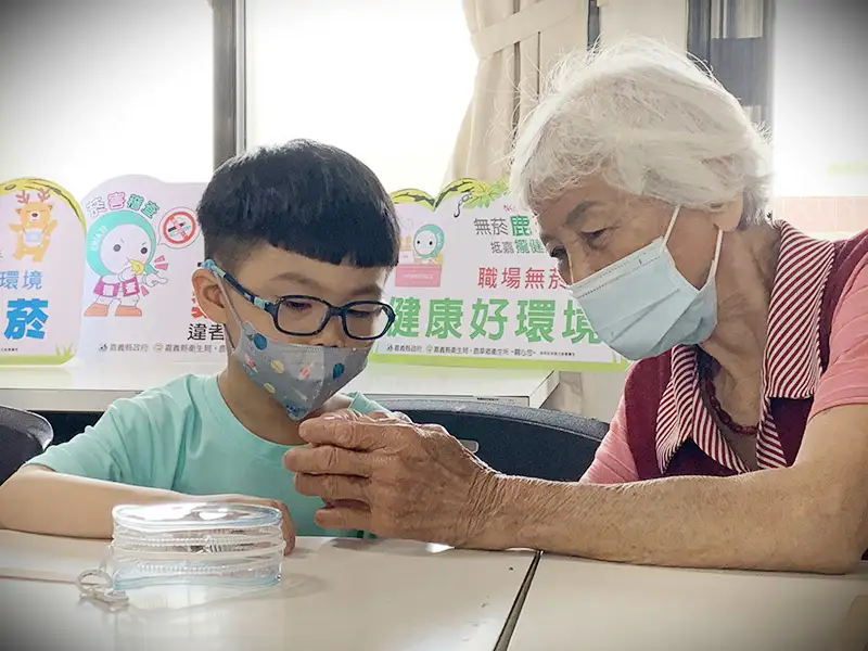 長幼共學的互動方式,製作獨一無二的反菸標語隨身收納包。(圖/鹿草鄉衛生所 提供)