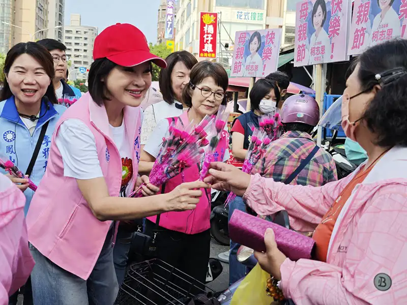 母親節暖心祝福 柯志恩分送康乃馨傳遞幸福