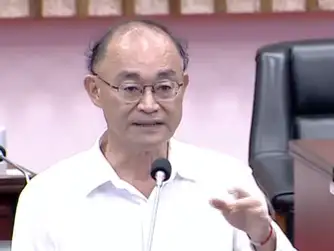 市議員黃柏霖為十萬個需要大屏螢幕的小朋友請命,呼籲校園班班有大屏。(記者吳文欽攝)