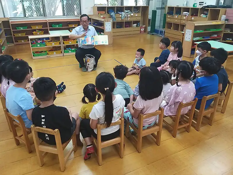 母親節前夕,鄭博真老師特地帶著繪本到華醫附設幼兒園為幼童說故事,期許孩子學會珍惜與感恩。(圖/華醫幼兒保育系 提供)