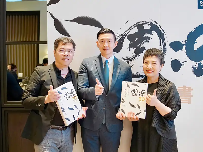 (左起)羅耕甫講座教授、高雄市建築經營協會理事長黃瀚霆、《園冶30》作者張世雅合影。(圖/崑山科技大學 提供)