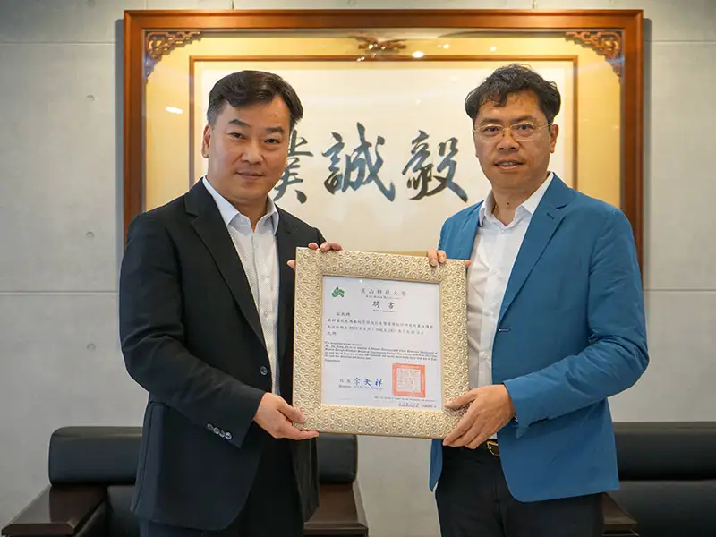 羅耕甫 (右)於2023年起擔任崑大創媒學院空設系講座教授,由李天祥校長(左)親自頒發聘。(圖/崑山科技大學 提供)
