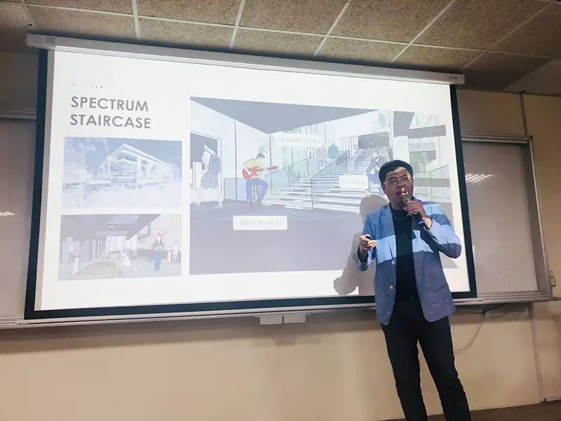 羅耕甫擔任創媒學院空設系講座教授,為師生講述建築設計概念。(圖/崑山科技大學 提供)