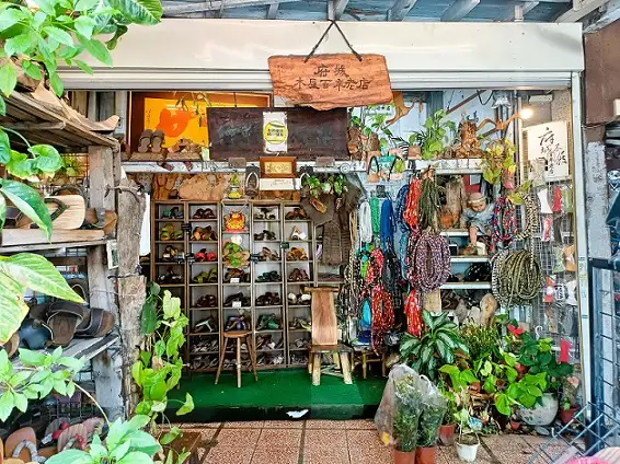 許多木屐都有特別的故事,歡迎來府城百年木屐老店買木屐、聽故事。(圖/張耘書拍攝)