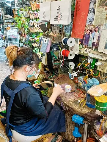 木屐製作的技藝今已傳承給第四代郭品嫻。(圖/張耘書拍攝)