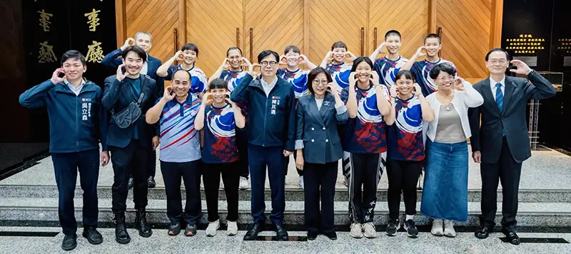 九名獲獎選手由廖俞雲校長陪同到議會,康議長偕同陳其邁市長給予選手嘉勉與肯定。(記者吳文欽攝)