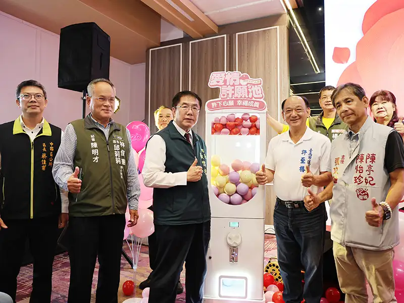 在河樂廣場打造「520愛情許願池」,民眾只要投下許願彩球,有機會獲得內含愛心與獎品的驚喜球。(圖/台南市政府 提供)