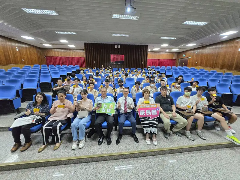 長榮中學透過感恩禮拜,凝聚師長與家長的力量,為考生送上滿滿的祝福與鼓勵。(圖/長榮中學 提供)